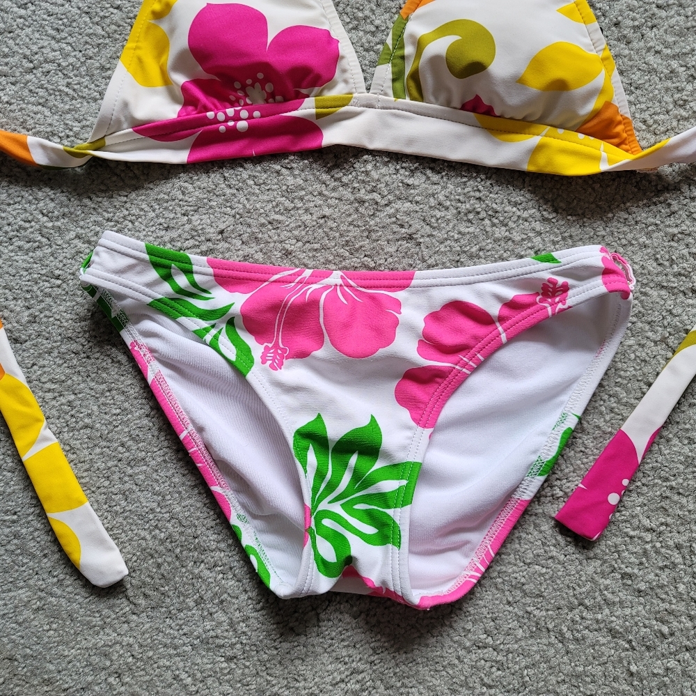 Malibu Bikini Swimsuit Size S White Tropical Floral Top & bottom 2 piece - Picture 2 of 12